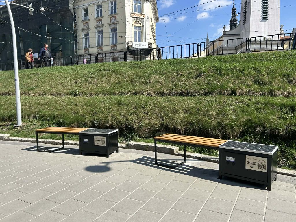 лавка з сонячними панелями