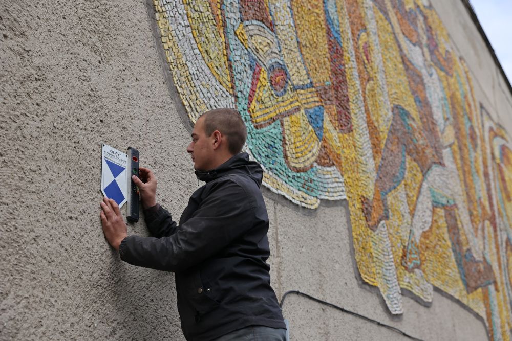 У Львові цінну мозаїку ознаковуть «Блакитним щитом»